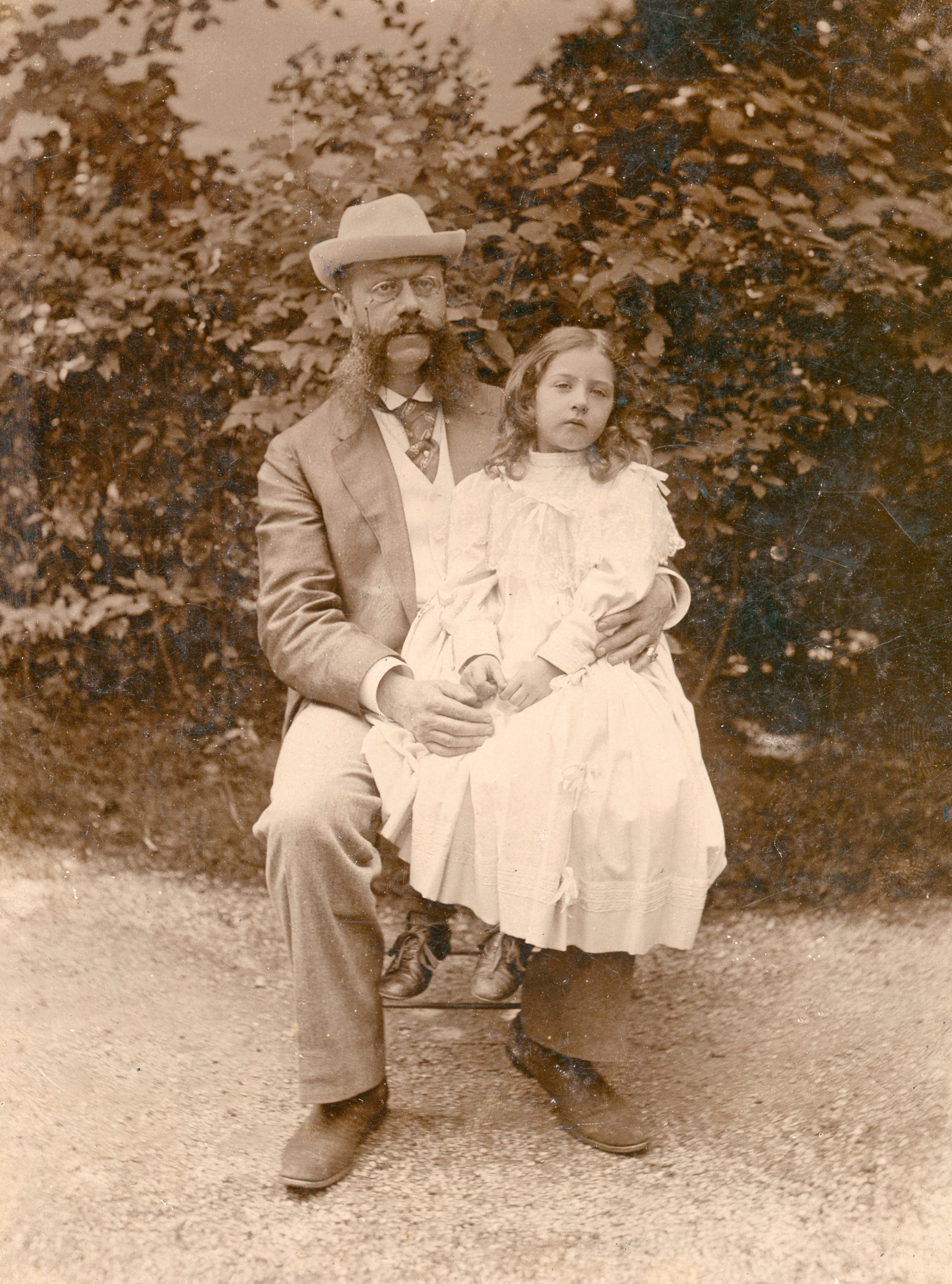 Emil Jellinek mit seiner Tochter MercÃ©dÃ¨s. Aufgenommen um 1895. 

Emil Jellinek with his daughter, MercÃ©dÃ¨s. Photographed around 1895.